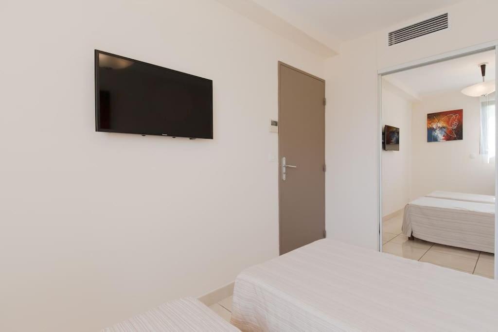 Luxury 3 Piece Garden In Cannes Marina Apartment