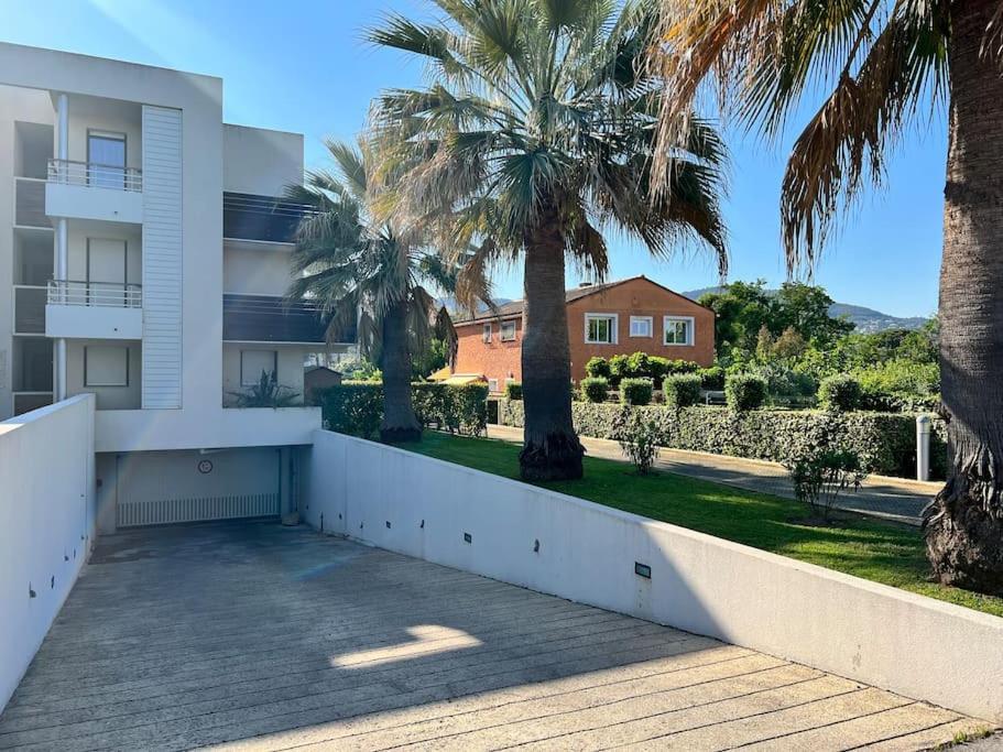 Luxury 3 Piece Garden In Cannes Marina Appartement *